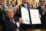 Aranceles, redadas migratorias y recortes: el polémico medio año de Donald Trump