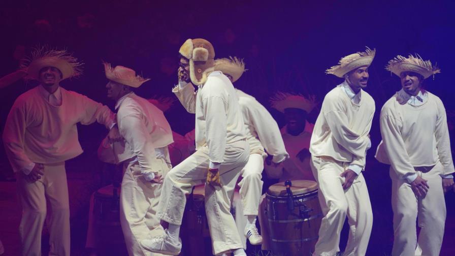 Bad Bunny arma la fiesta en su casa con un sentimiento de pertenencia Bad Bunny arma la fiesta en su casa con un sentimiento de pertenencia