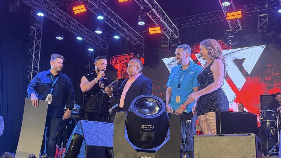 Sgacedom reconoce a Elvis Martínez en la Gran Arena del Cibao Sgacedom reconoce a Elvis Martínez en la Gran Arena del Cibao