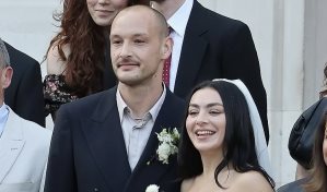 La cantante Charli XCX se casa en Londres con George Daniel, baterista de The 1975