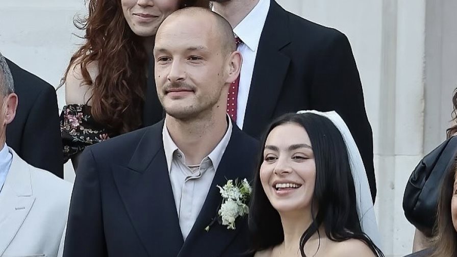 La cantante Charli XCX se casa en Londres con George Daniel, baterista de The 1975
