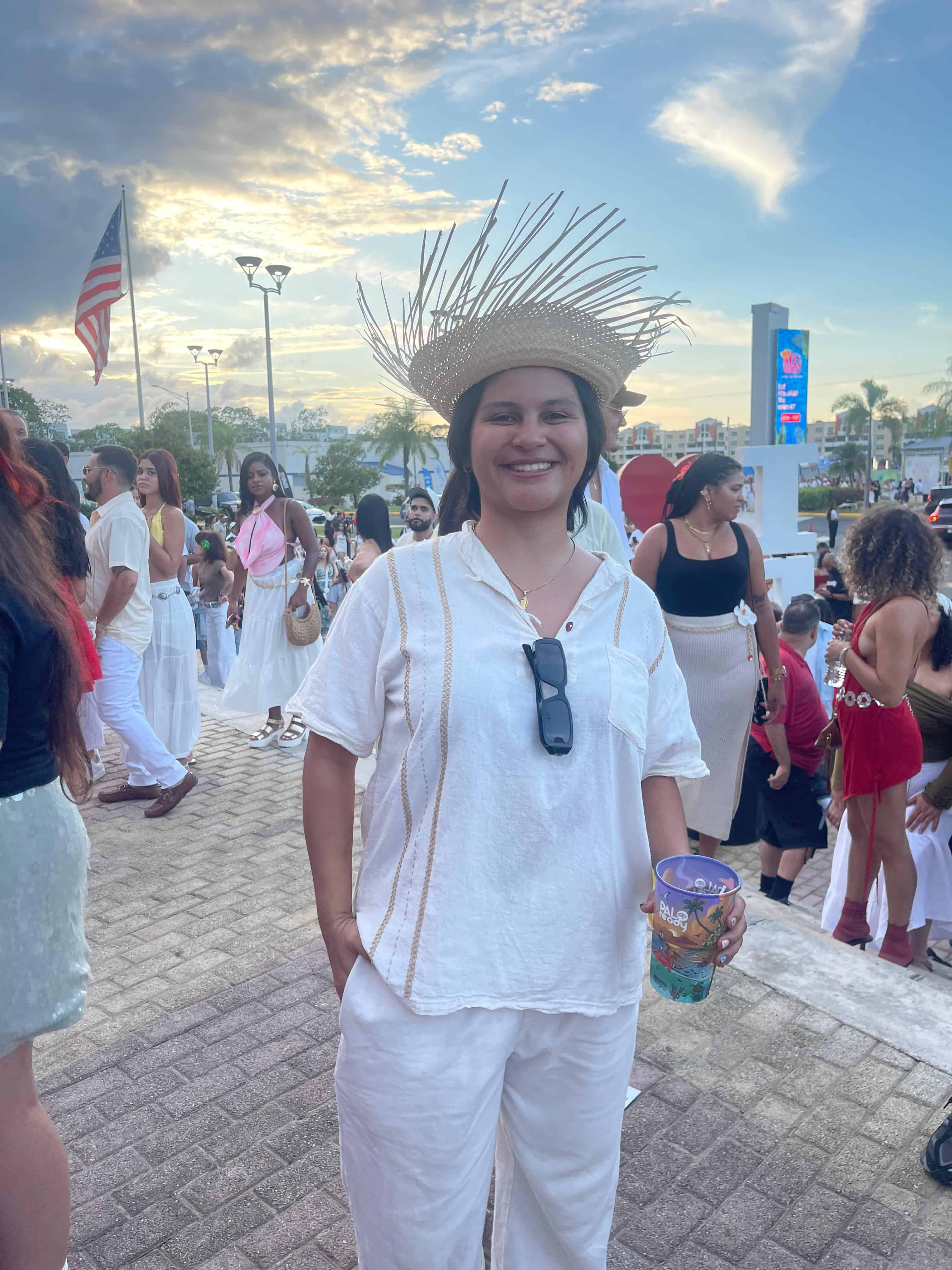 Una boricua con la vestimenta campesina en alusión al concepto del álbum de Bad Bunny.