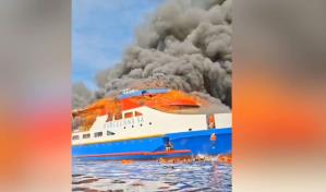 Al menos cinco muertos tras un incendio en el barco de pasajeros KM Barcelona en Indonesia Al menos cinco muertos tras un incendio en el barco de pasajeros KM Barcelona en Indonesia