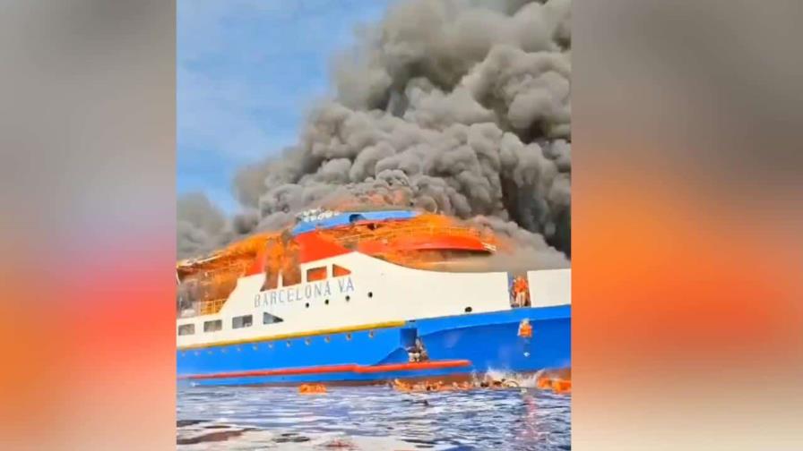 Al menos cinco muertos tras un incendio en el barco de pasajeros KM Barcelona en Indonesia Al menos cinco muertos tras un incendio en el barco de pasajeros KM Barcelona en Indonesia