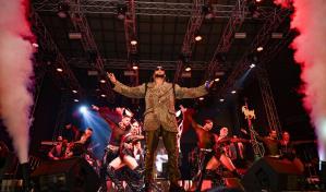 Un camarón en la arena: Elvis Martínez consagra su historia en Santiago