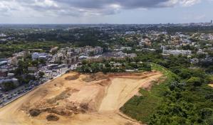 Nos están dejando en la calle : desesperación en Paseo del Arroyo y barrio Cuba por desalojos