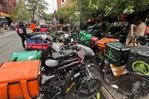 Repartidores migrantes ocupan cuadra del East Village para estacionar motocicletas el&eacute;ctricas