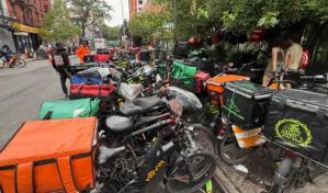 Repartidores migrantes ocupan cuadra del East Village para estacionar motocicletas eléctricas