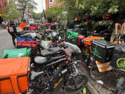 Migrantes ocupan cuadra del East Village para estacionar bicicletas