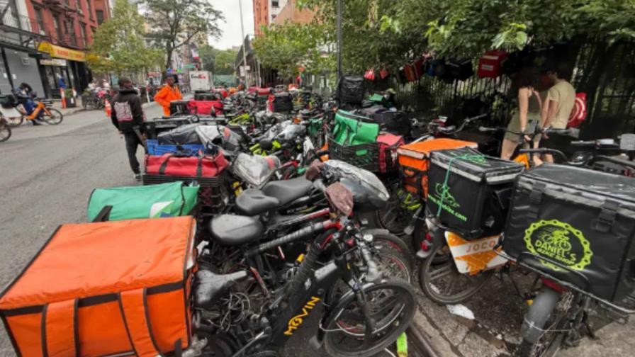 Repartidores migrantes ocupan cuadra del East Village para estacionar motocicletas eléctricas