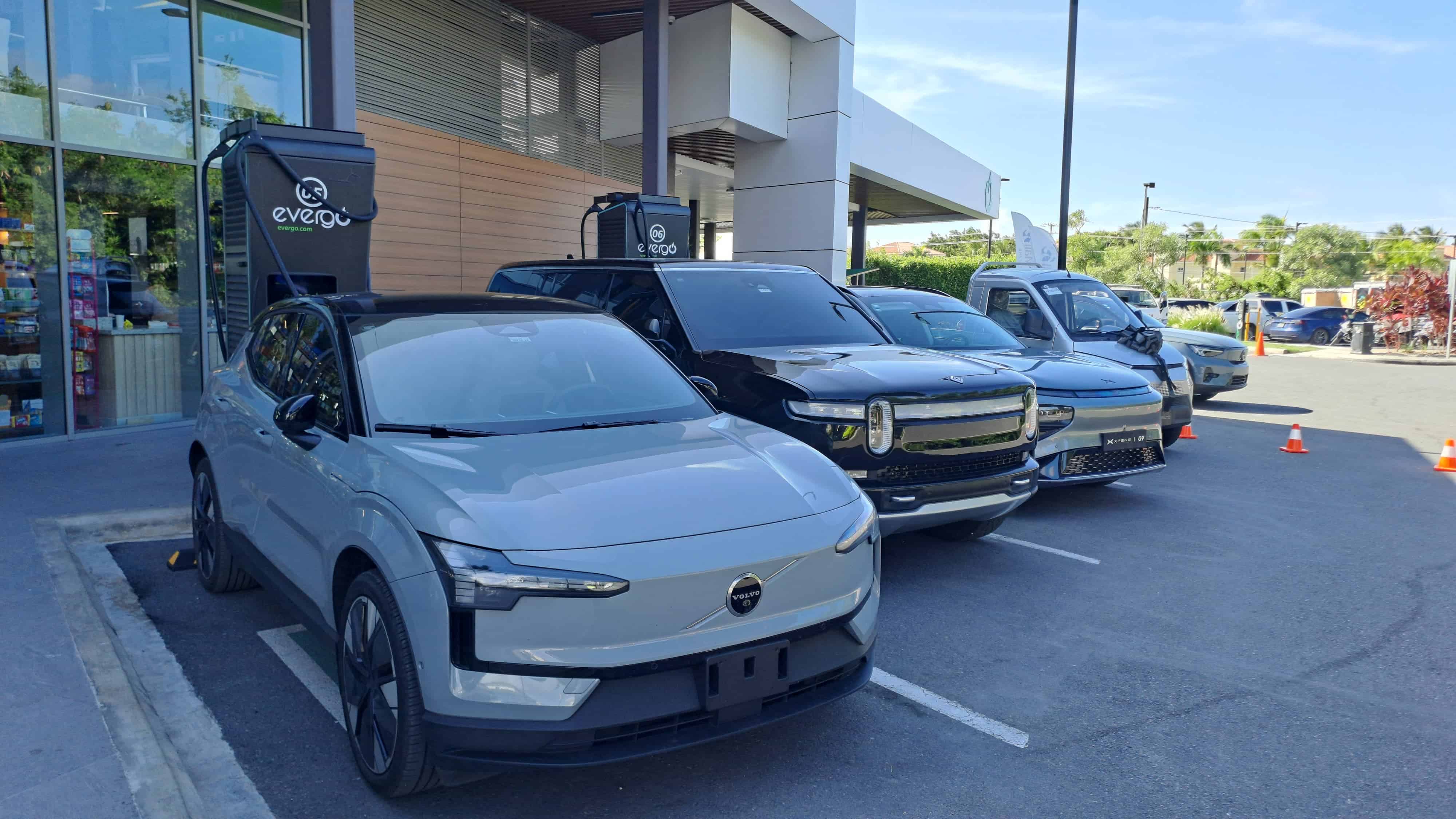 Vehículos eléctricos estacionados en la  electrolinera Evergo Connect, Bávaro-Punta Cana el 19 de julio de 2025.