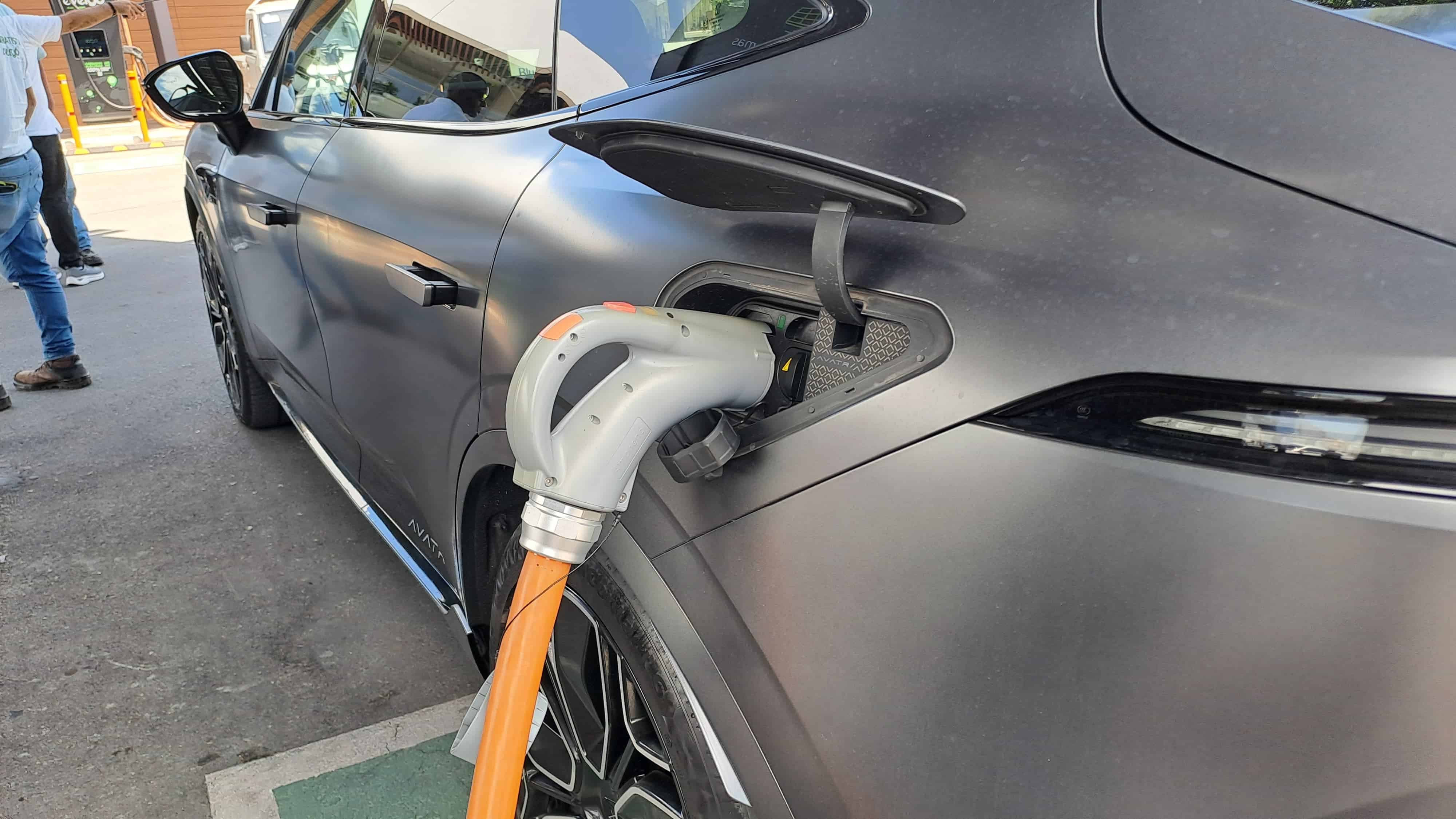 Vehículo eléctrico cargándose en la electrolinera  Evergo Connect, Bávaro-Punta Cana el 19 de julio de 2025.