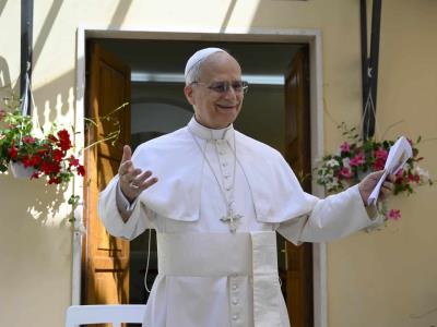 Primera conversación oficial entre el papa León XIV y Mahmud Abás