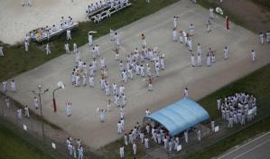 Tuvimos que comer como animales, dice migrante detenido en EE. UU., según informe