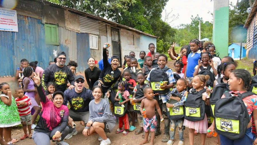Entregan más de 2,000 kits escolares a niños de comunidades rurales del país
