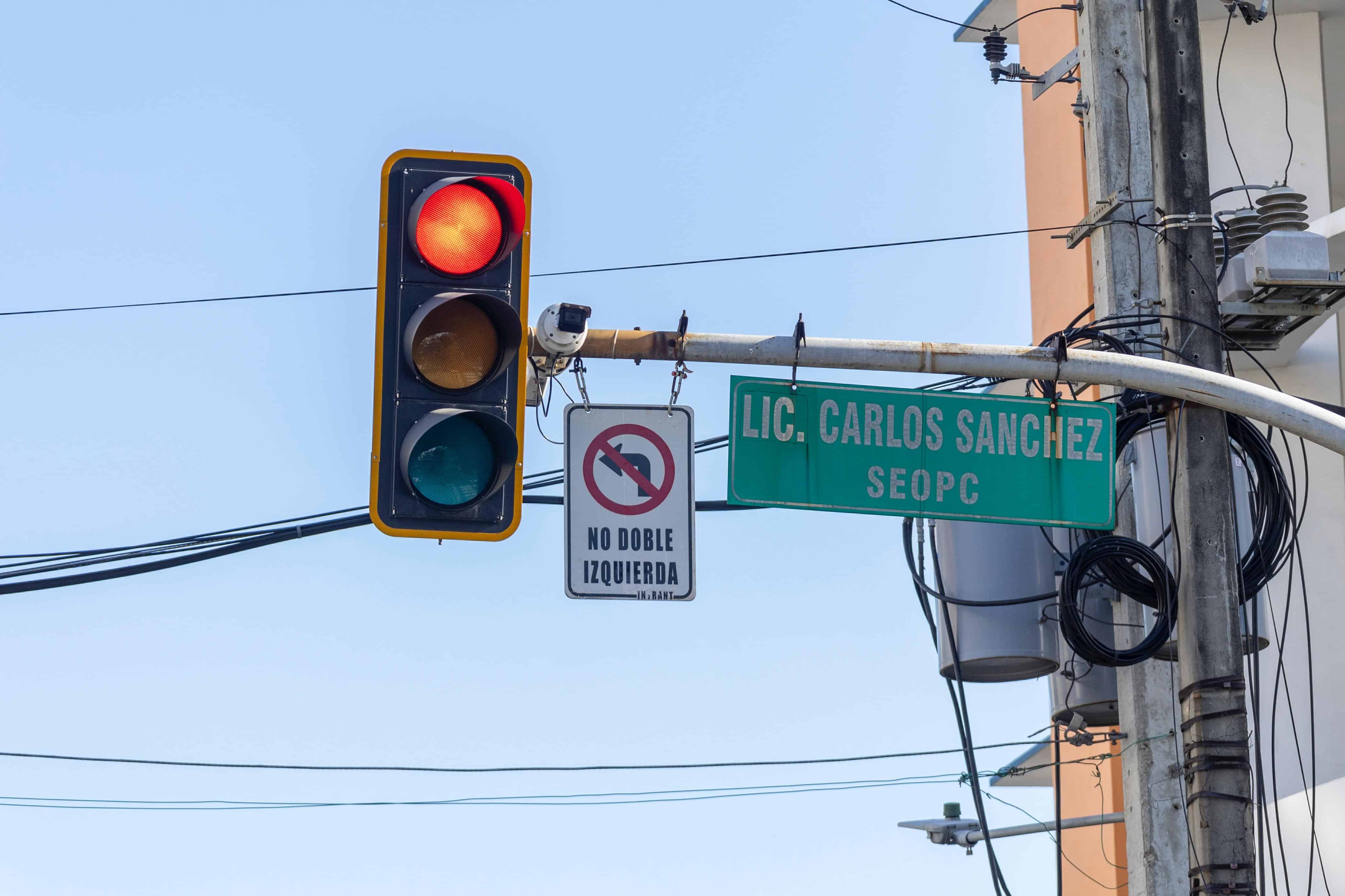 Pequeños letreros en los semáforos advierten la prohibición de girar a la izquierda en las intersecciones intervenidas de la avenida Tiradentes. 