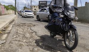 La calle Avanzada en Santo Domingo Este está en retroceso por  su mal estado La calle Avanzada en Santo Domingo Este está en retroceso por  su mal estado
