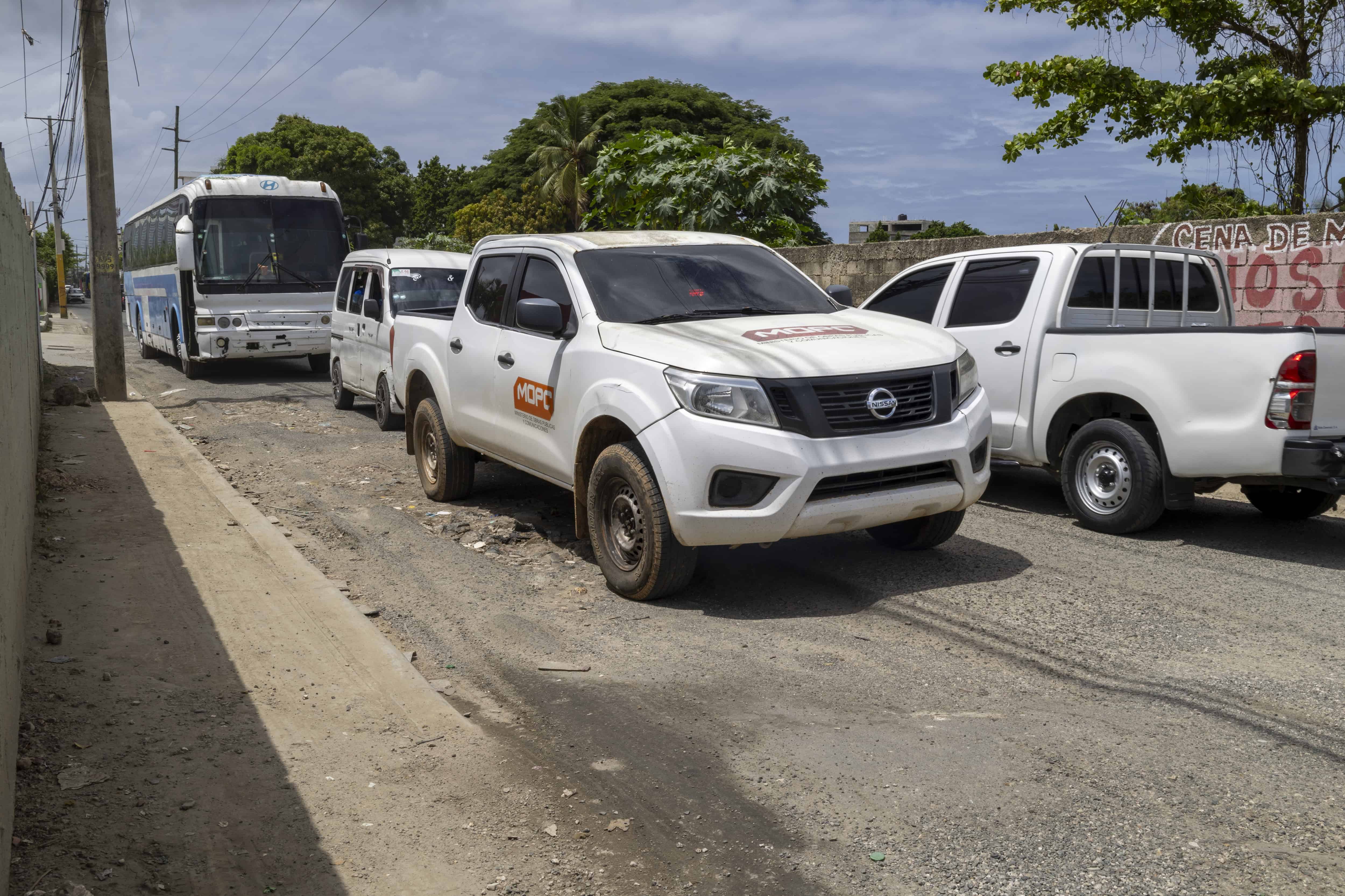 Una camioneta del Ministerio de Obras Públicas, entidad que tambien tiene resposablidad en mejorar las vías del país.