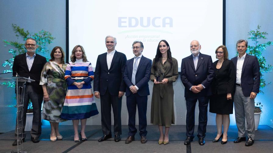 Educa celebra despedida de Darwin Caraballo y lo reconoce por sus 13 años de entrega Educa celebra despedida de Darwin Caraballo y lo reconoce por sus 13 años de entrega