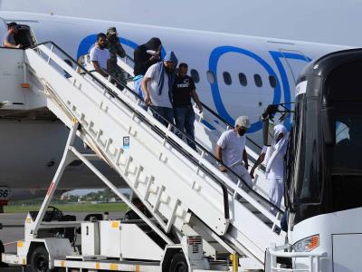 Llega vuelo con más de 100 dominicanos deportados desde EEUU