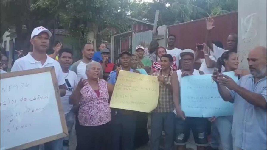 Protestan en barriada de Santiago en demanda de obras