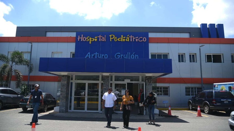 Un adolescente grave tras caer de escalera luego de que le apuntaran con una escopeta en Santiago