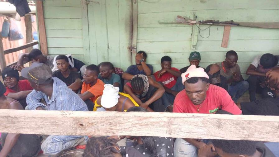 Ejército detiene a 28 haitianos indocumentados ocultos en propiedad de Dajabón Ejército detiene a 28 haitianos indocumentados ocultos en propiedad de Dajabón