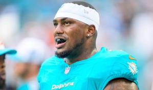 El dominicano Bayron Matos, de Dolphins, es llevado en helicóptero al hospital tras lesión