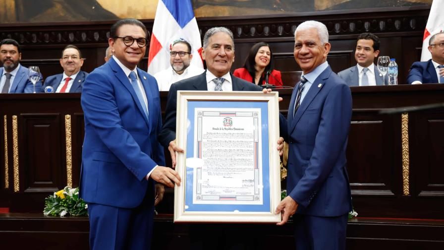 Senado reconoce a artistas y figuras destacadas por su aporte a la identidad nacional Senado reconoce a artistas y figuras destacadas por su aporte a la identidad nacional