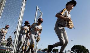 Video| Joven de 12 años es suspendido por hacer bat flip