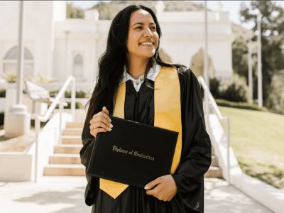 Investiga las becas de 5 universidades a dreamers e indocumentados