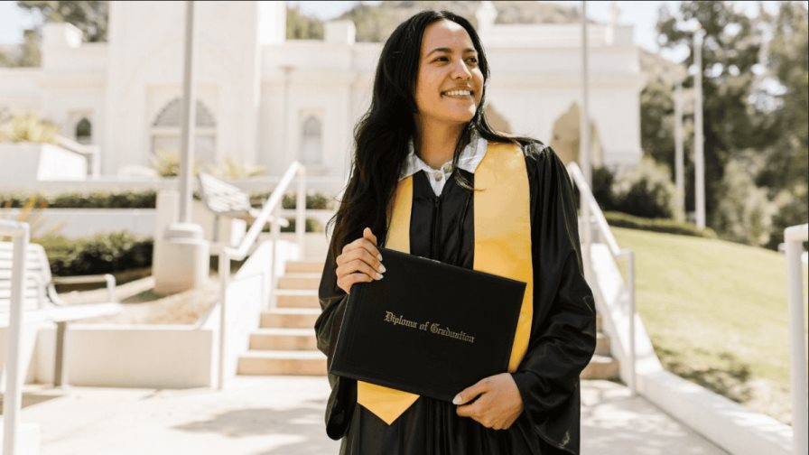 El Gobierno de EE. UU. investiga las becas de cinco universidades a soñadores e indocumentados El Gobierno de EE. UU. investiga las becas de cinco universidades a soñadores e indocumentados