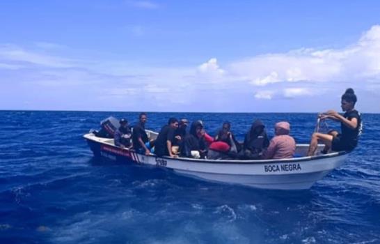 Autoridades buscan a 15 presuntos inmigrantes que desembarcaron en aguas de Puerto Rico