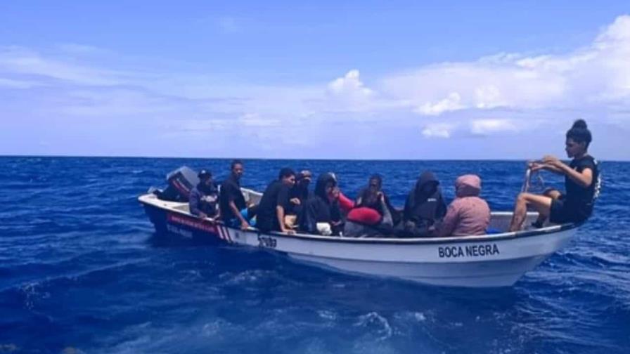 Agentes de la Armada interceptan yola que iba rumbo a Puerto Rico Agentes de la Armada interceptan yola que iba rumbo a Puerto Rico