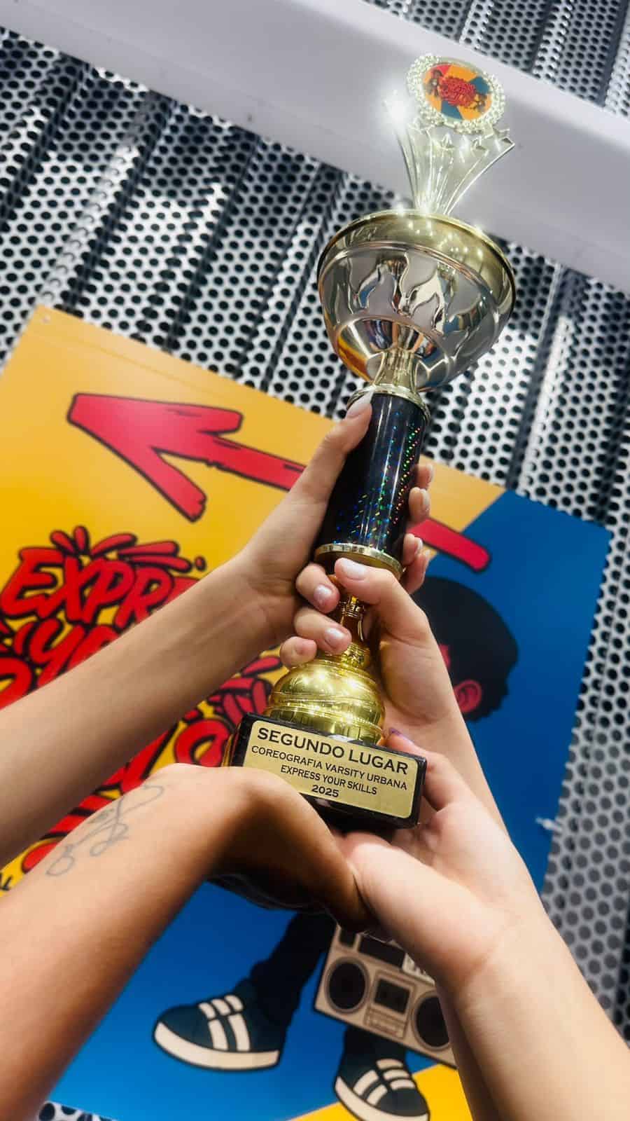 El trofeo recibido por el grupo en Puerto Rico.