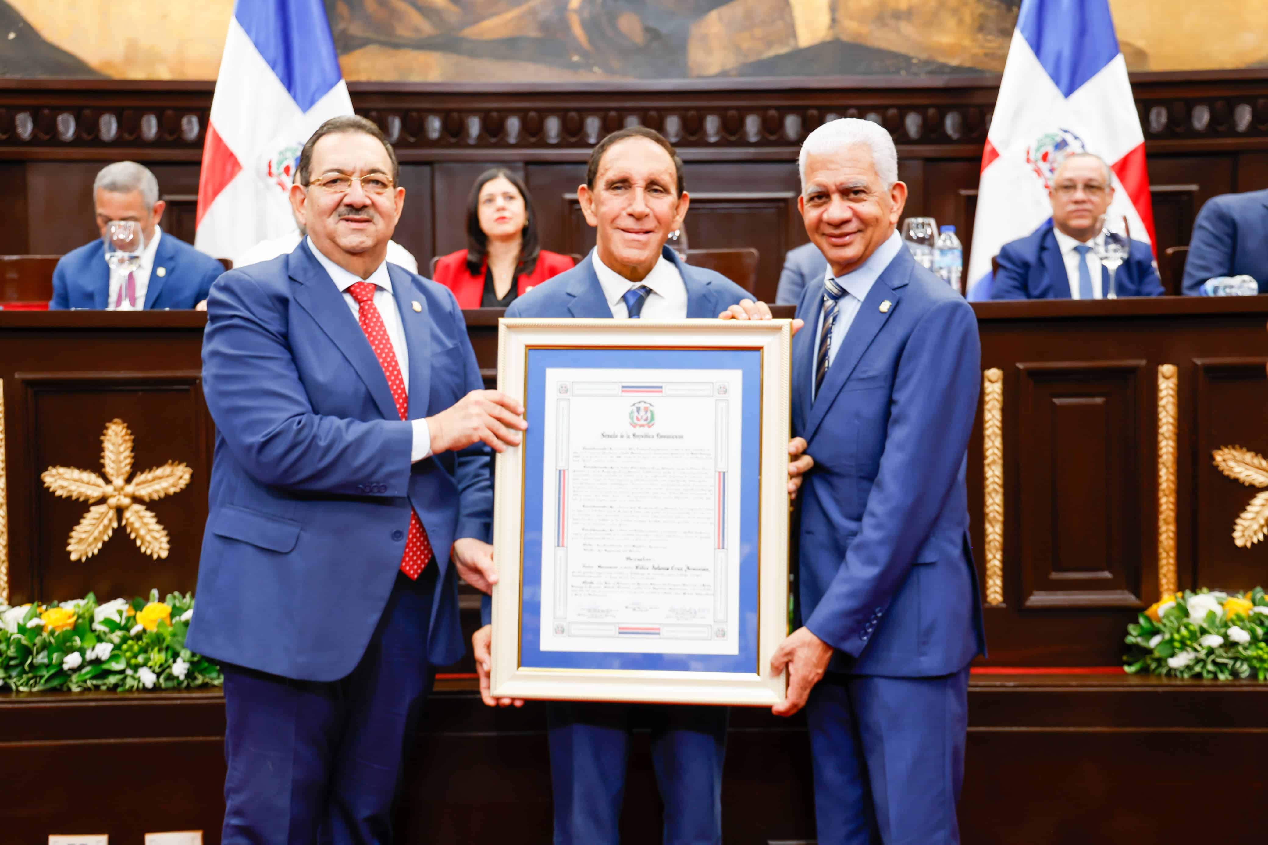 La labor filantrópica del doctor Félix Antonio Cruz Jiminián fue reconocida durante el acto celebrado en el Senado.