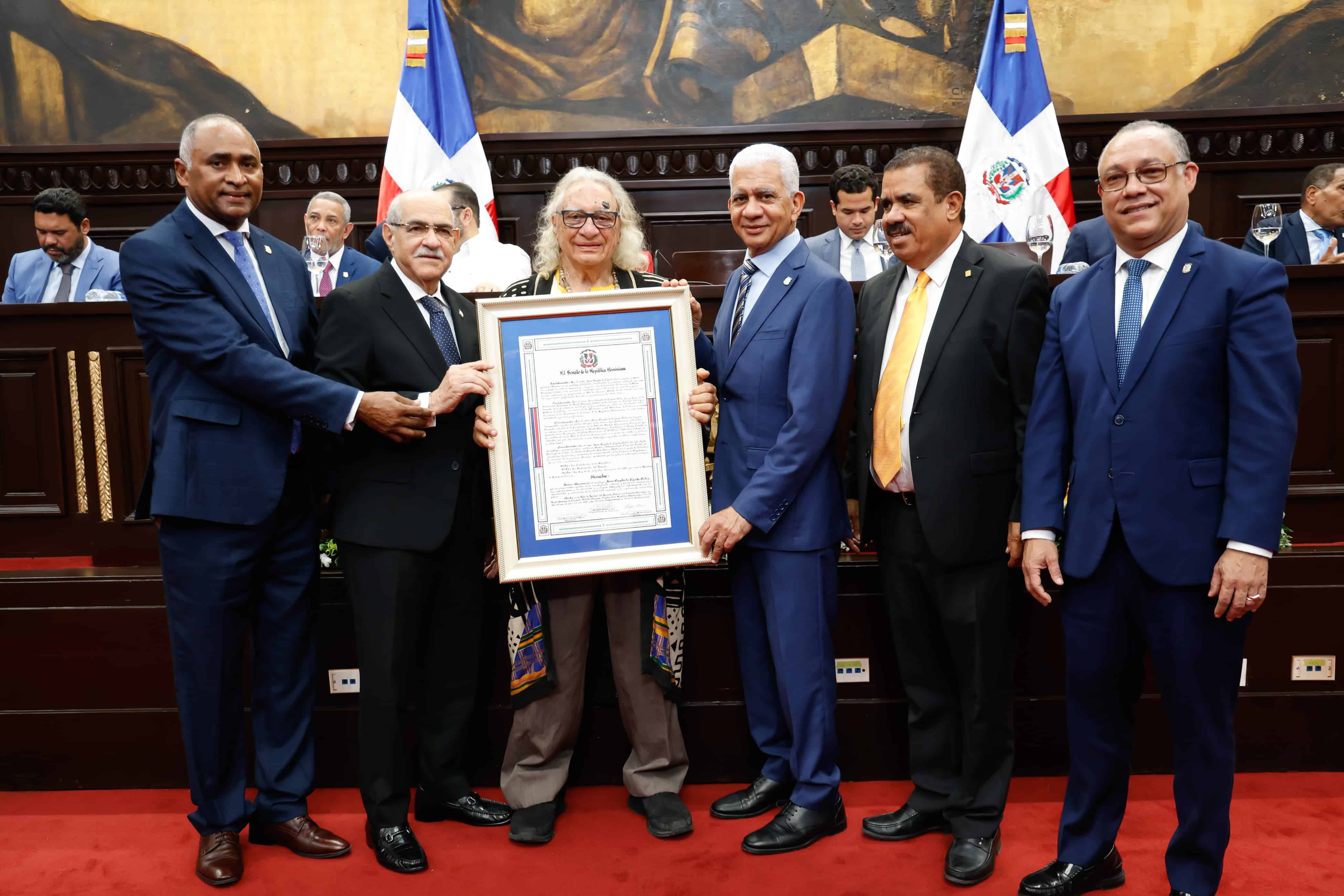 El folclorista Dagoberto Tejeda agradeció al Senado el reconocimiento por su trayectoria.