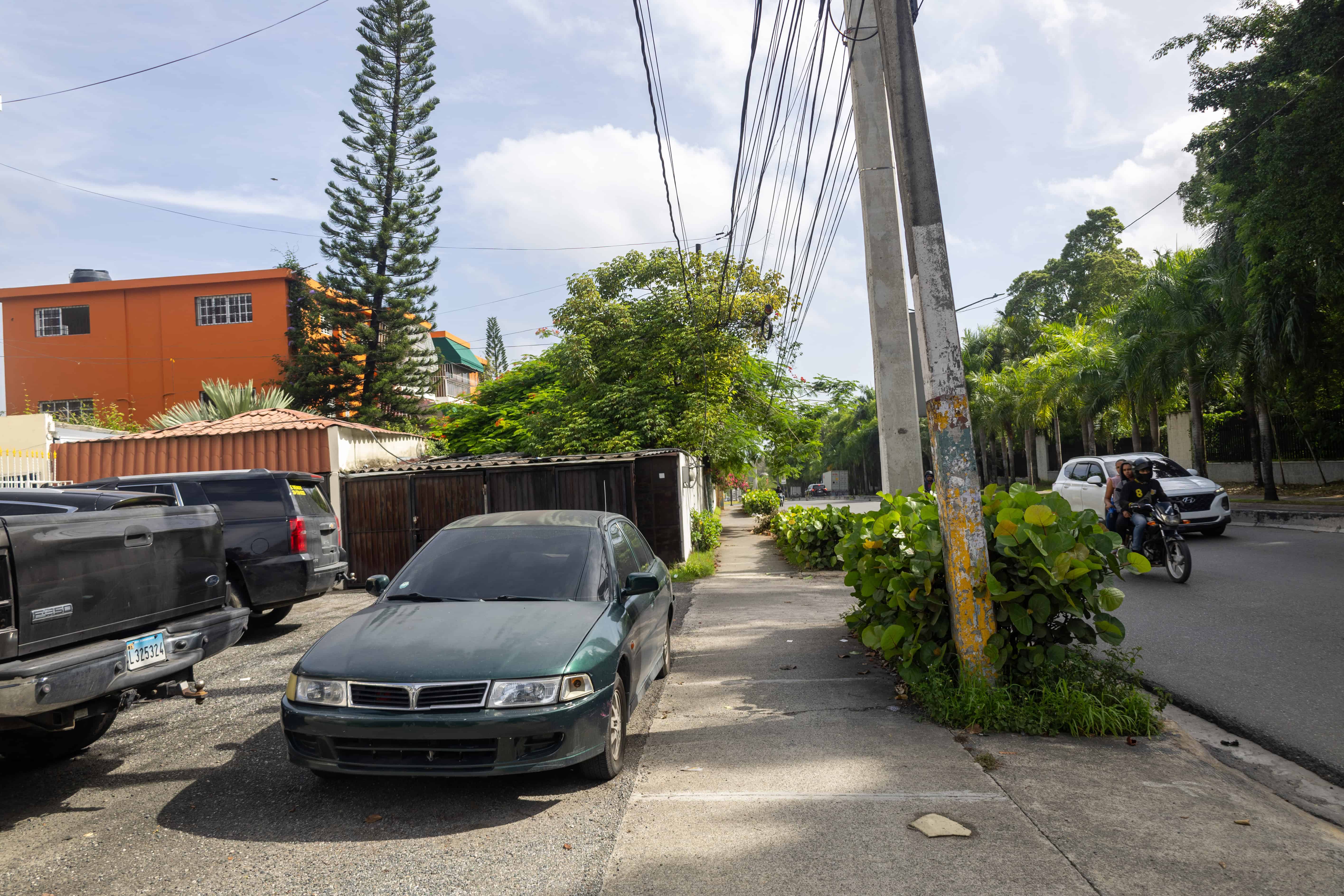 Habrá que eliminar la jardinería para ampliar la vía.