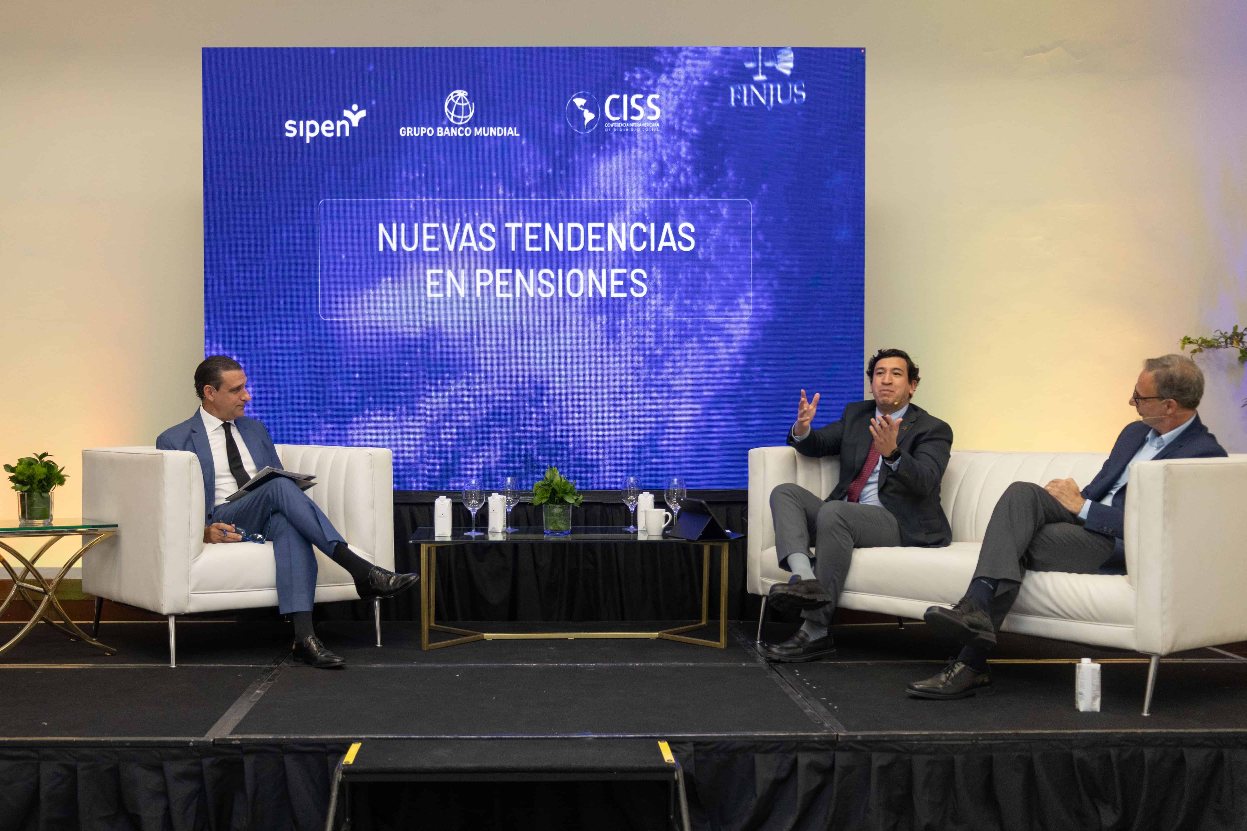 El vicepresidente ejecutivo de la Fundación Institucionalidad y Justicia (Finjus), Servio Tulio Castaños (izq.) moderó el conversatorio en el que participaron Pedro Kumamoto (centro, der.) e Ignacio Apella (der.).