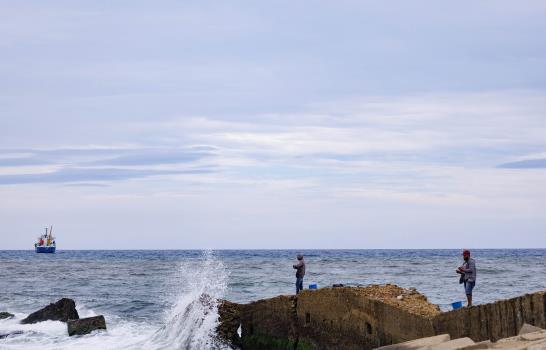 Indomet advierte fuerte oleaje de hasta nueve pies y temperaturas estables