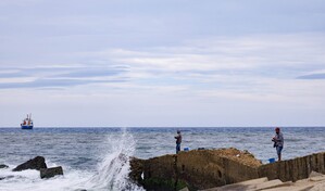 El COE recomienda a embarcaciones permanecer en puerto por oleaje anormal