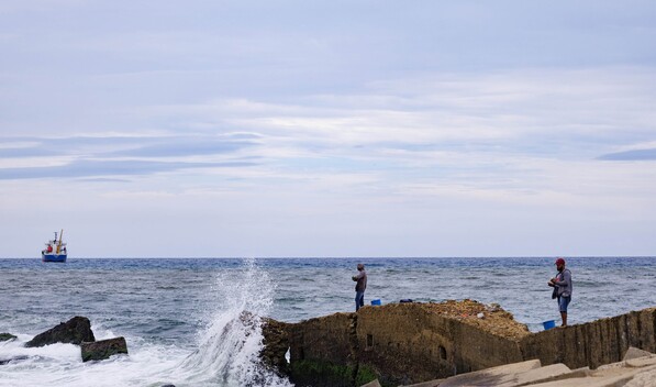 El COE recomienda a embarcaciones permanecer en puerto por oleaje anormal