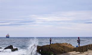 Recomiendan a embarcaciones permanecer en puerto por fuertes vientos y oleaje anormal