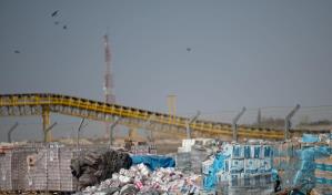 La ayuda alimentaria se descompone bajo el sol mientras la hambruna persiste en Gaza La ayuda alimentaria se descompone bajo el sol mientras la hambruna persiste en Gaza