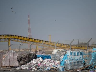 La ayuda alimentaria se descompone bajo el sol en Gaza