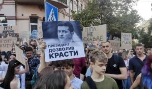 Zelenski da marcha atrás en sus planes de limitar los organismos anticorrupción tras las protestas