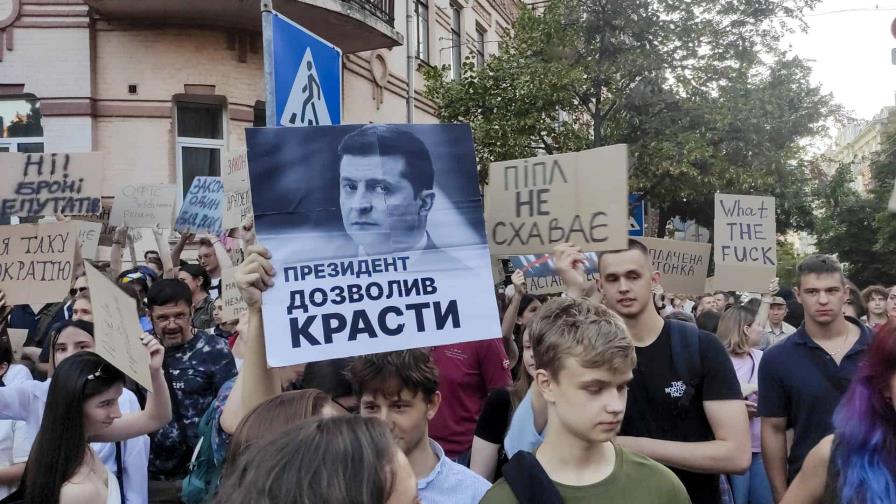 Zelenski da marcha atrás en sus planes de limitar los organismos anticorrupción tras las protestas