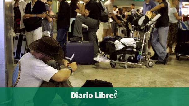 Aena prohibe pernoctar en el aeropuerto de Madrid