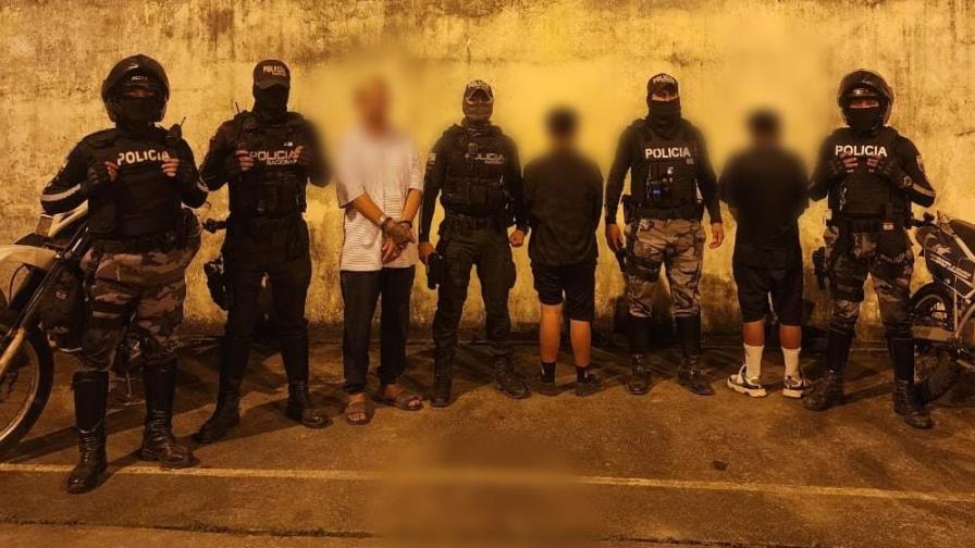 Detienen en Ecuador a cuatro presuntos miembros de Los Lobos con drogas y armas Detienen en Ecuador a cuatro presuntos miembros de Los Lobos con drogas y armas