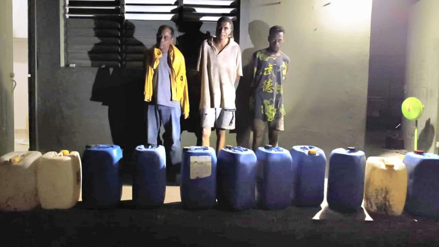 El Ejército detiene a tres hombres con 55 galones de clerén durante patrullaje en Dajabón